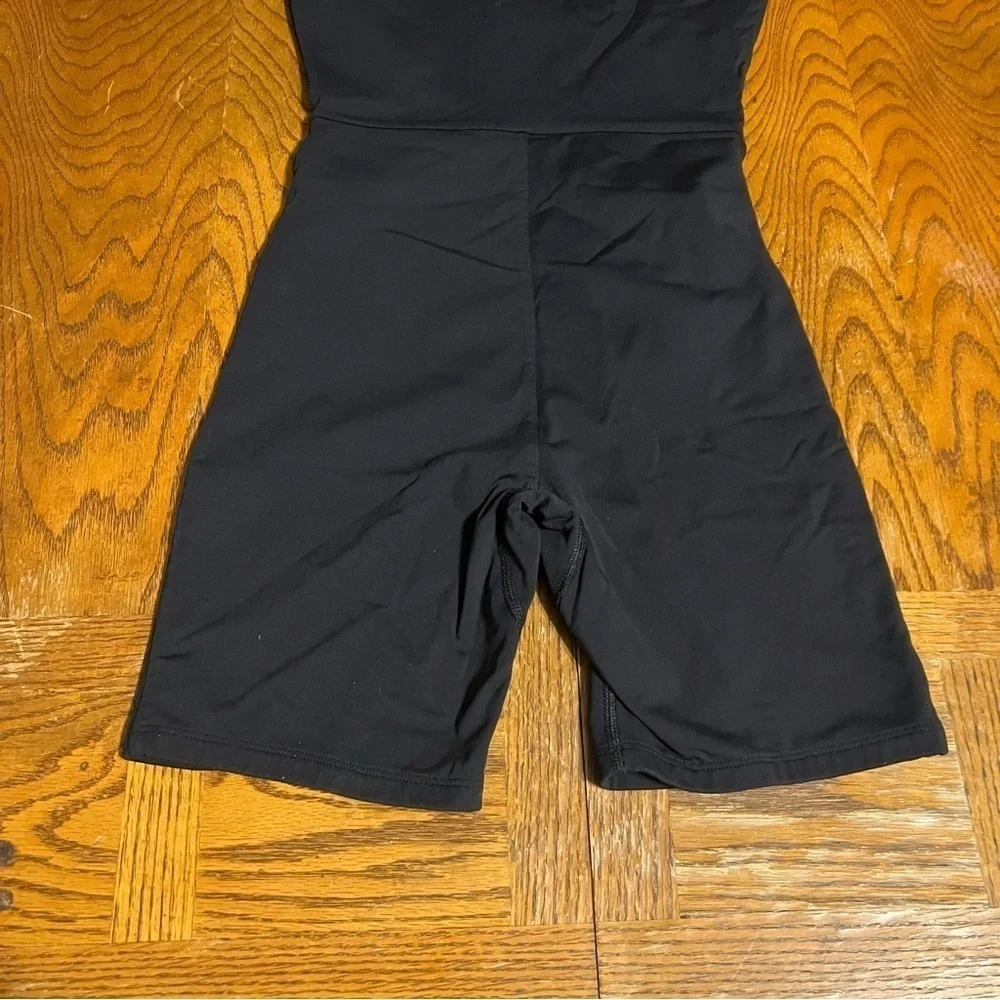 Aritzia Babaton Contour V-Neck Shorts Romper Sz S in Black Athletic